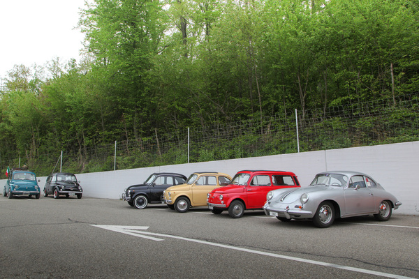 Sie stammen alle aus fast derselben Epoche - 5 x Fiat 500 und einmal Posche 356 C - Oldtimertreffen 50 Jahre Autobahnraststätte Würenlos 2022