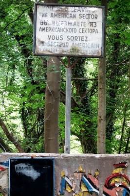 Sie verlassen den amerikanischen Sektor - steht da - Autoskulpturenpark Neandertal