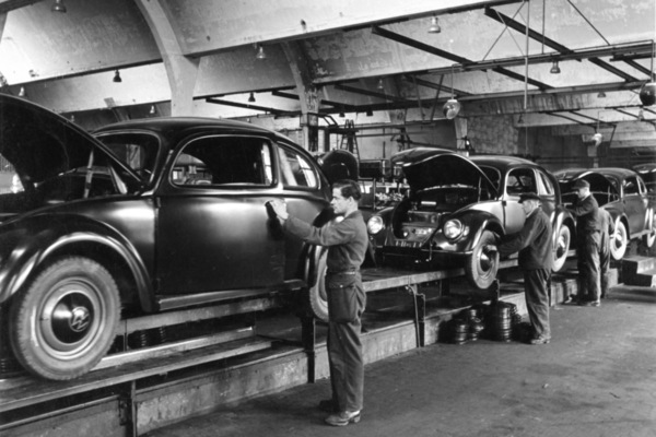 Bild Sie waren zwar damals noch alle matt, in Schwarz oder Grau, aber in der Schweiz erkannte man früh, dass sich der Käfer ideal für das bergreiche Land eignen würde. AMAG-Chef Haefner unterschrieb am 29. April 1948 den Importvertrag ...