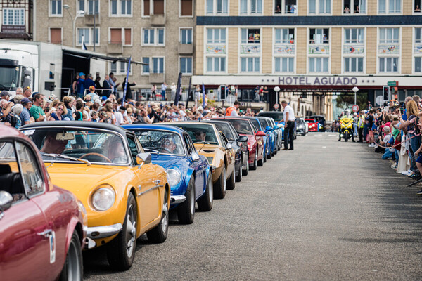 Image: Seven-kilometer-long parade - "70 years of Alpine" Dieppe 2025 anniversary meeting