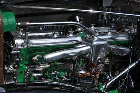 Sieben Liter Nationalstolz - Doppelnockenwellen-Reihenachtzylinder von Duesenberg, um 1930 der mit weitem Abstand stärkste serienmäßig verwendete Pkw-Motor weltweit – 265 PS ohne, 310 PS mit Roots-Gebläse.