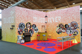 Siebzigerjahre-Stimmung mit Disco-Look - Klassikwelt Bodensee 2024 Siebzigerjahre-Stimmung mit Disco-Look - Klassikwelt Bodensee 2024