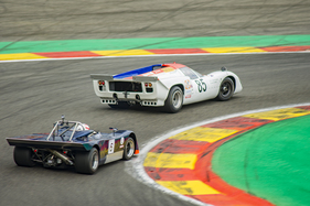 Sieger Chevron B19 mit Nummer #6 jagt den am Schluss drittplatzierten Lola T70 MkIIIB in der Classic Endurance Racing 1 Serie - Spa Classic 2016