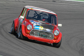 Bild Sieger Gregor Nick auf Austin Mini Cooper (2000) bei beiden Rennen vom Preis der Stadt Stuttgart 2017 - Kampf der Zwerge