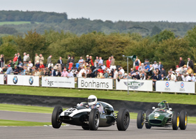 Sieger Rod Jolley auf Cooper T45/51, dahinter Paul Smeeth auf Lotus 18 - Richmond & Gordon Trophies - Goodwood Revival 2015