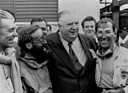 Sieger Stirling Moss und Denis Jenkinson werden von Rudolf Uhlenhaut und Alfred Neubauer beglückwünscht - Mille Miglia (1955)