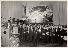 Siegerehrung (1970) - vorne Peter Preikschaft, Vostand Bob Lutz (ganz links), Alexander Cunningham, Archim Warmbold und Co-Pilot Wulf Biebinger, Ekkehard Rohde, Gert Hinterthan, Theo Fritzau (ganz rechts)