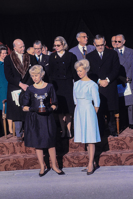Siegerehrung Damenpokal bei der 32. Rallye Monte Carlo 1963 - das Fürstenpaar gratuliert, Louis Chiron beobachtet Siegerehrung Damenpokal bei der 32. Rallye Monte Carlo 1963 - das Fürstenpaar gratuliert, Louis Chiron beobachtet