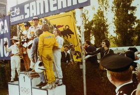 Siegerehrung Sportwagen-WM in Monza: Mass, Ickx, Merzario – Brixner Karosserien