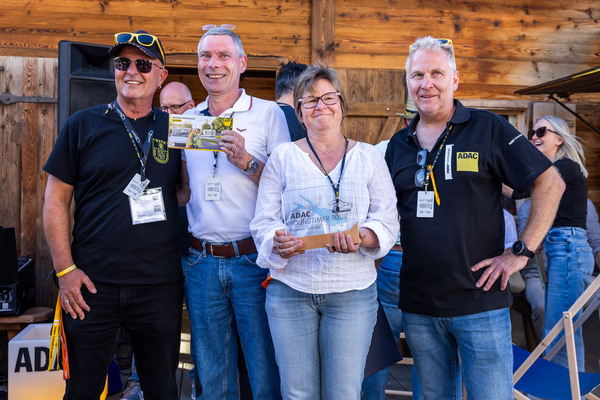 Image: Awards ceremony at the Messe-Alm (from left to right): Thomas Pfeiffer (trip leader), Roman Storz (1st place), Melanie Nabert (1st place), and Peter Martin (project manager)