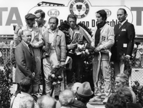 Siegerehrung des Opel Markenrennens (1972) am Nürburgring - v.l.n.r. Ekkehard Rohde, Bo Brasta, Sportchef Preikschat, Alberto Rasselli, Gesamtsieger Werner Christmann (Commodore), Helmut Mander, AvD-Rennleiter Leopold von Zedlitz