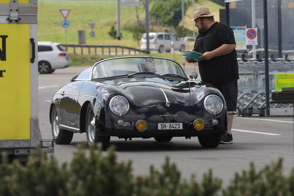 Sieht aus wie ein Porsche Speedster, hat aber eine Karosserie aus Kunststoff - Fantastic Plastic in Rickenbach 2023
