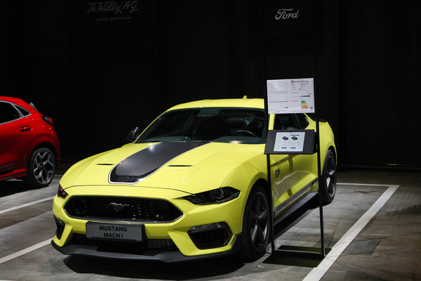 Sieht noch aus wie einst, läuft aber deutlich besser, der Ford Mustang von heute - Auto Zürich 2021