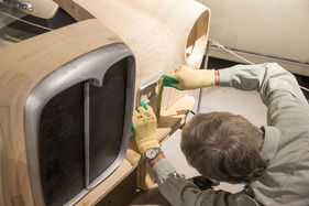 Sieht schon fast fertig aus - Holzmodell eines Alvis TF 21, hergestellt von Werner Haas für die Sonderschau "Meisterwerke des Hermann Graber" im Pantheon Basel