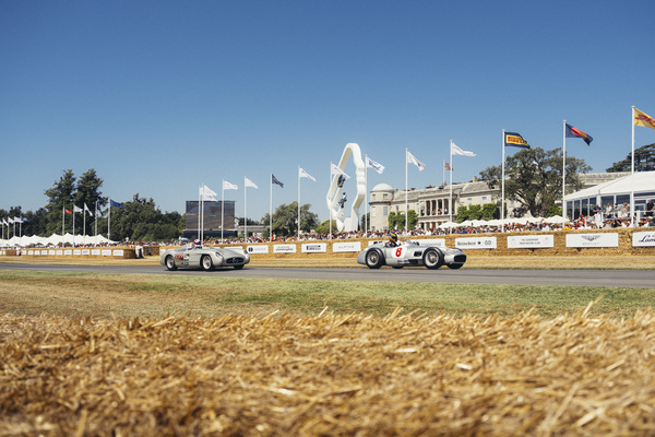 Silberpfeile bei der Bergfahrt - Goodwood Festival of Speed 2025
