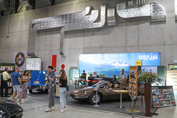 Bild: Silvaplana hatte einen grosszügigen Stand und zeigte zwei Dino-Modelle, die auf das kommende Treffen aufmerksam machen - Swiss Classic World Luzern 2023