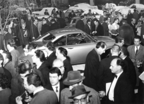 Simca 1000 S Coupé (1962) am Genfer Automobilsalon - Grosser Andrang auf allen Ständen, besonders aber beim neuen Modell von Simca (1962)