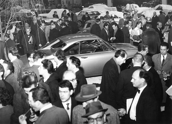 Simca 1000 S Coupé (1962) am Genfer Automobilsalon - Grosser Andrang auf allen Ständen, besonders aber beim neuen Modell von Simca