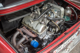Simca 1200 S (1970) - eine seitliche Nockenwelle muss genügen, die Ventile werden über Stössel und Kipphebel angesteuert