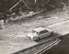 Simca 1300 (1963) - Auf der Versuchsstrecke von Simca in Mortefontaine werden Tag und Nacht Autos getestet