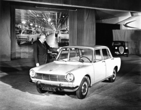 Simca 1300 (1963) - Generaldirektor M. H. T. Pigozzi mit dem neuen Simca 1300 Simca 1300 (1963) - Generaldirektor M. H. T. Pigozzi mit dem neuen Simca 1300
