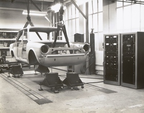 Simca 1300 (1963) - Hier wird das Fahrgestellt mit stroboskopischer Bestrahlung auf Vibrationen und Schalldichtung getestet