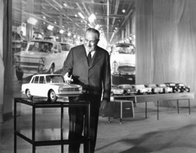 Simca 1300 (1963) - Simca-General Direktor M. H. T. Pigozzi mit der Maquette des neuen Simca Simca 1300 (1963) - Simca-General Direktor M. H. T. Pigozzi mit der Maquette des neuen Simca