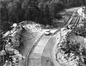 Simca 1300 (1963) - auf der Versuchs-Teststrecke von Morefontaine mit einer Steigung von 30 Prozent Simca 1300 (1963) - auf der Versuchs-Teststrecke von Morefontaine mit einer Steigung von 30 Prozent