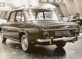 Simca 1300 GL (1963) - Auch das Heck wird von zwei grossen Leuchten dominiert