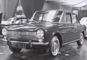 Simca 1300 GL (1963) - Schlichte Front mut zwei grossen Schweinwerfern