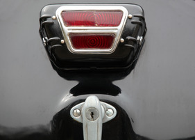 Simca «8» 1200 (1950) - Hecklicht in der Mitte