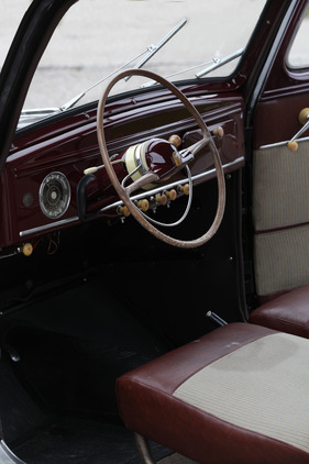 Simca «8» 1200 (1950) - auch im Intrieur gibt es Chrom