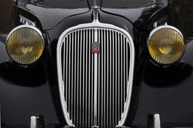 Simca «8» 1200 (1950) - auf dem verchromten Kühlergrill sitzt das Simca-Zeichen mit der Schwalbe