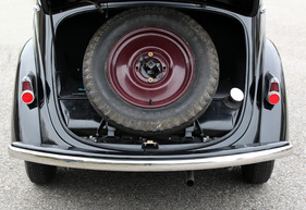 Simca «8» 1200 (1950) - das Reserverad sitzt hinten im Kofferraum