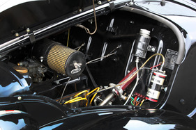 Simca «8» 1200 (1950) - die Lenksäule geht gut sichtbar durch den Motorraum