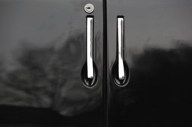 Simca «8» 1200 (1950) - die beiden Türöffner liegen gleich nebeneinander