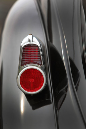 Simca «8» 1200 (1950) - die beidseitig angeordneten Heckleuchten sind vermutlich nicht ganz original