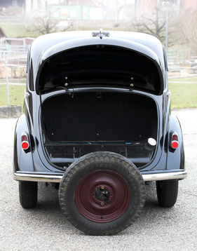 Simca «8» 1200 (1950) - für die Beladung wird das Reserverad ausgeklappt