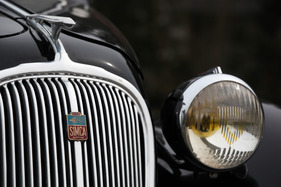 Simca «8» 1200 (1950) - futuristisches Motiv auf der Motorhaube