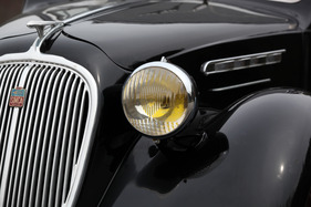 Simca «8» 1200 (1950) - gelbe Scheinwerfer, wie in Frankreich üblich