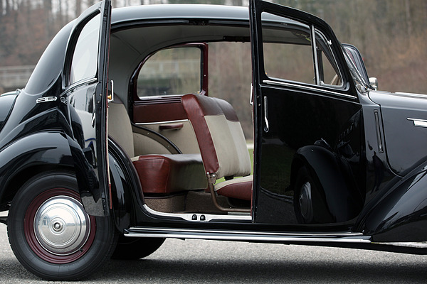 Simca «8» 1200 (1950) - komfortabler Zugang zu allen Sitzen dank gegenläufig öffnender Türen