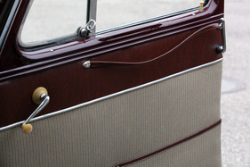 Simca «8» 1200 (1950) - mit dem Riemen kann die Türe geöffnet werden, ohne dass man sich verrenken muss