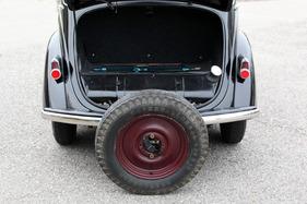 Simca «8» 1200 (1950) - mit einer intelligenten Einrichtung kann das Reserverad ausgeklappt werden