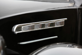 Simca «8» 1200 (1950) - schön gestaltete Luftauslass-Öffnungen