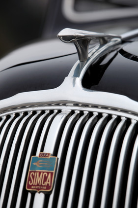 Simca «8» 1200 (1950) - symbolisiert Geschwindigkeit, das Auto war über 110 km/h schnell