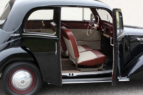 Simca «8» 1200 (1950) - vier Personen fanden Platz im Simca, dank Lenkradschaltung durften es aber auch mal 6 sein