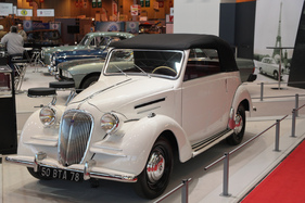 Simca 8 1200 Cabriolet (1950) - vom Balilla abstammende Konstruktion - auf dem Stand von Peugeot - Rétromobile 2015