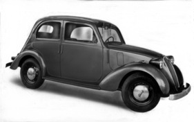 Simca 8 (1948) - hier noch mit flachem Heck ohne aufgesetzten Kofferraumdeckel