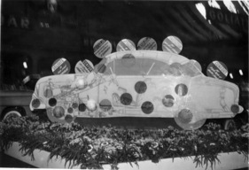 Simca Aronde 1300 (1956) - die Qualitäten werden mit einem Längsschnitt aus Glas gezeigt - Genfer Autosalon 1956