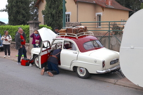 Bild Simca Aronde 1300 (1957) – Im Falle einer Panne ist hier niemand allein – Embouteillage de Lapalisse 2024